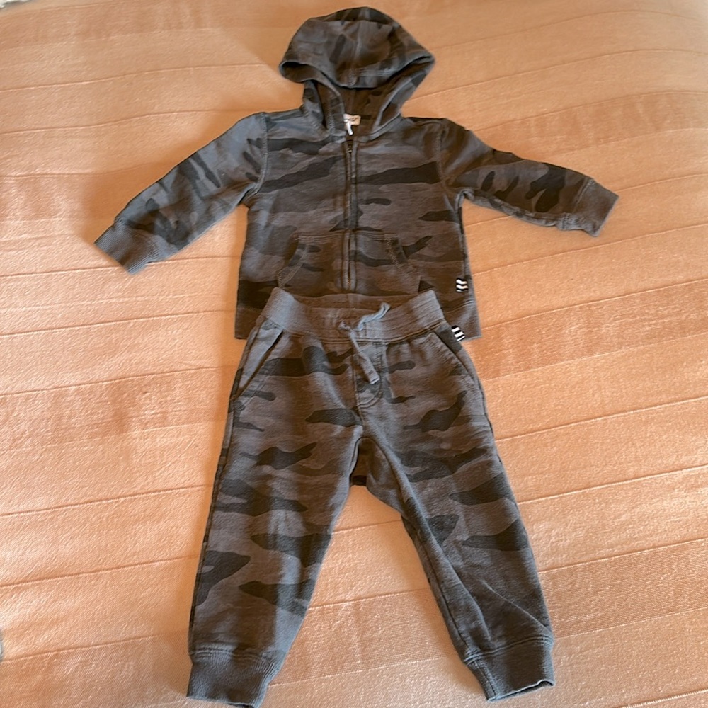 Splendid brand jogging suit in blue camo. Size 12-18 months.